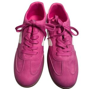 Dolce Vita pink sneakers — bold color, everyday comfort ❤️ Size
Women’s 8.5